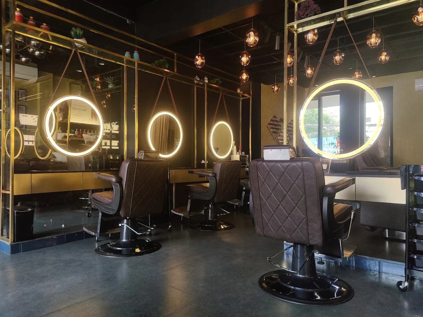 Lit-mirror styling floor at Chillbreeze Nungambakkam